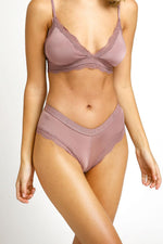 KENNETH COLE - תחתון צ'יקי גומי לוגו בגימור תחרה ורוד עתיק - MASHBIR//365