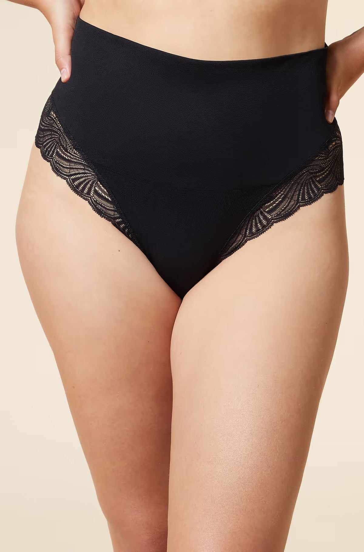 ETAM - תחתוני טנגה מחטבים עם מותן גבוהה בשילוב תחרה POWER LACE בצבע שחור - MASHBIR//365