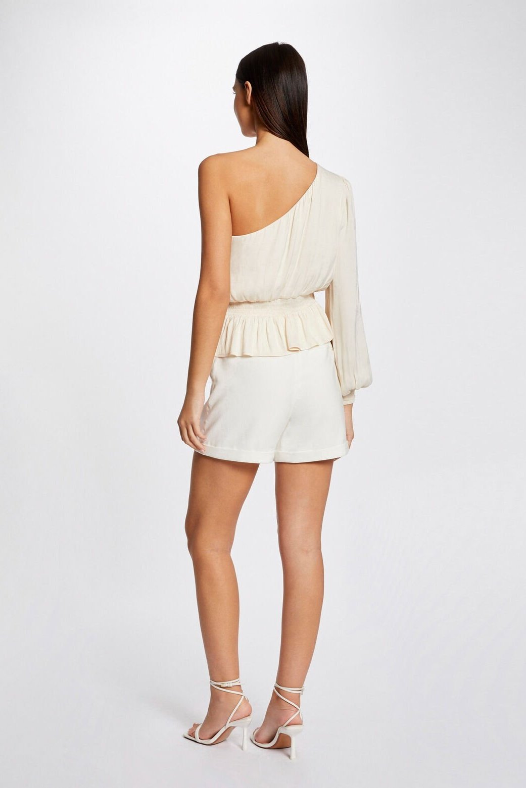 MORGAN - חולצה אלגנטית כתף אחת בצבע שמנת - MASHBIR//365