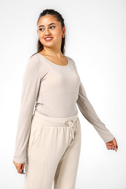 DELTA - חולצה ארוכה לנשים צווארון עגול רחב בצבע בז' - MASHBIR//365