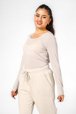 DELTA - חולצה ארוכה לנשים צווארון עגול רחב בצבע בז' - MASHBIR//365