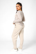 DELTA - חולצה ארוכה לנשים צווארון עגול רחב בצבע בז' - MASHBIR//365