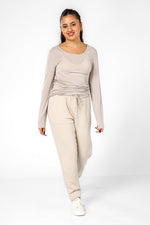 DELTA - חולצה ארוכה לנשים צווארון עגול רחב בצבע בז' - MASHBIR//365