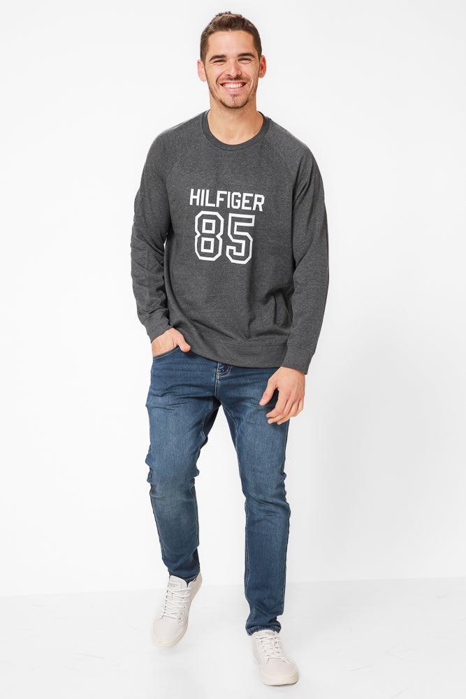 Tommy Hilfiger - חולצה ארוכה עם הדפס גרפי בצבע אפור - MASHBIR//365