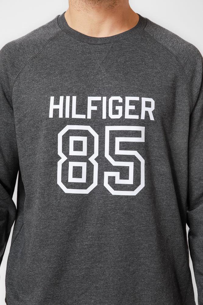 Tommy Hilfiger - חולצה ארוכה עם הדפס גרפי בצבע אפור - MASHBIR//365