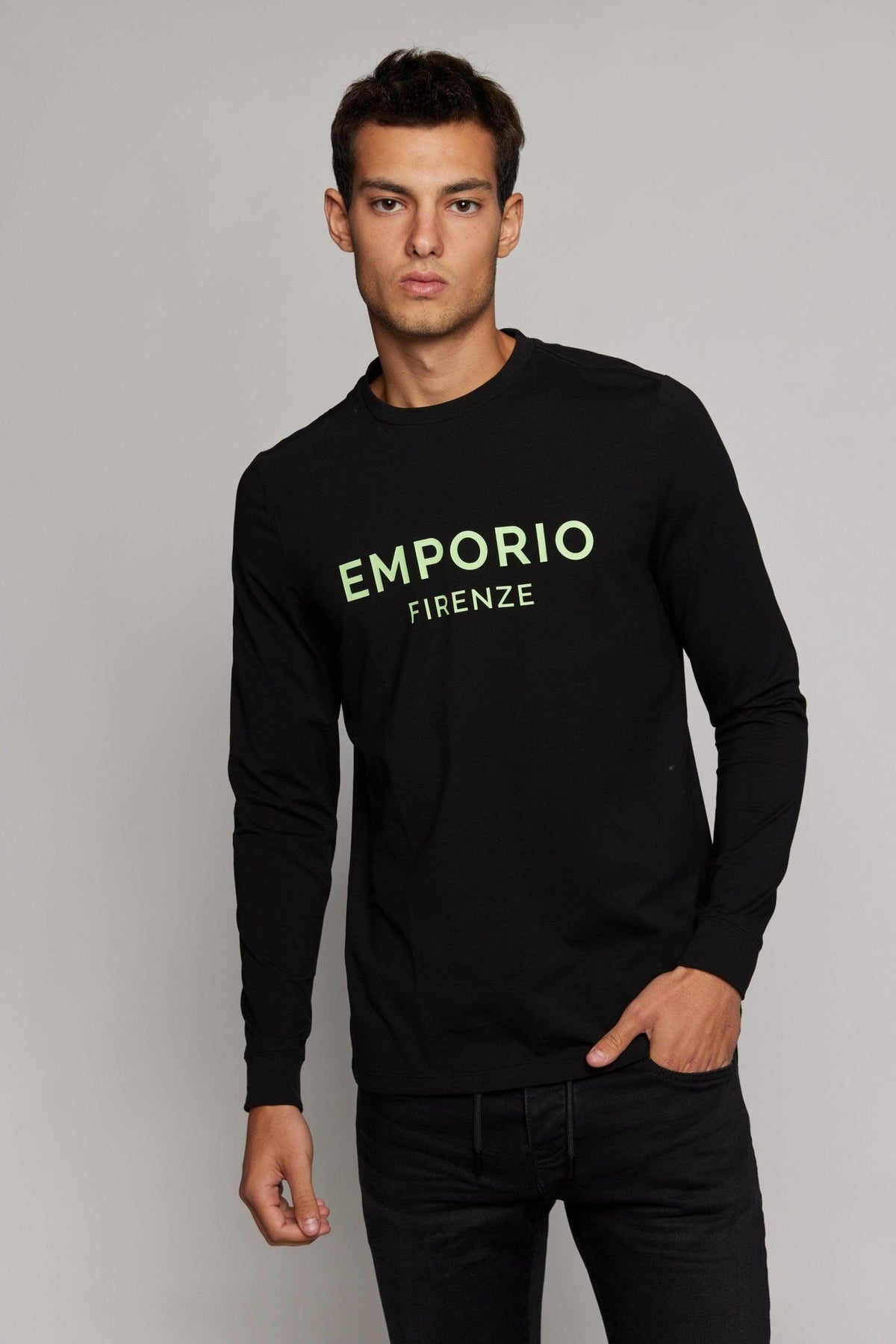 EMPORIO VALENTINI - חולצה בצבע שחור עם כיתוב לוגו ירוק - MASHBIR//365