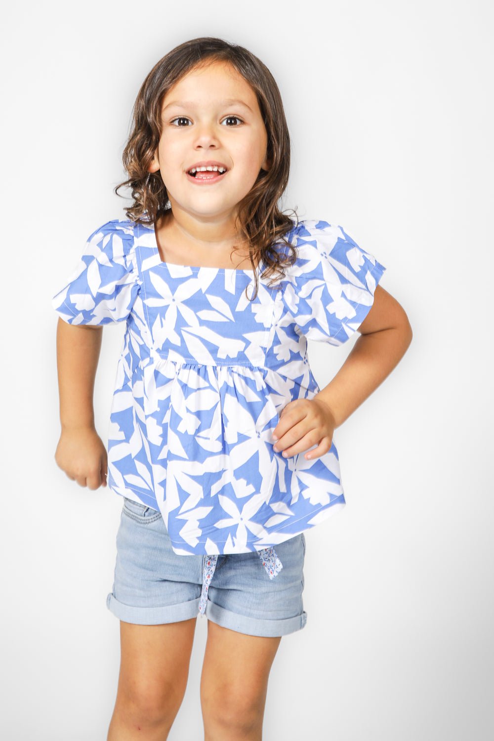 OKAIDI - חולצה פרחונית בצבע כחול לילדות - MASHBIR//365