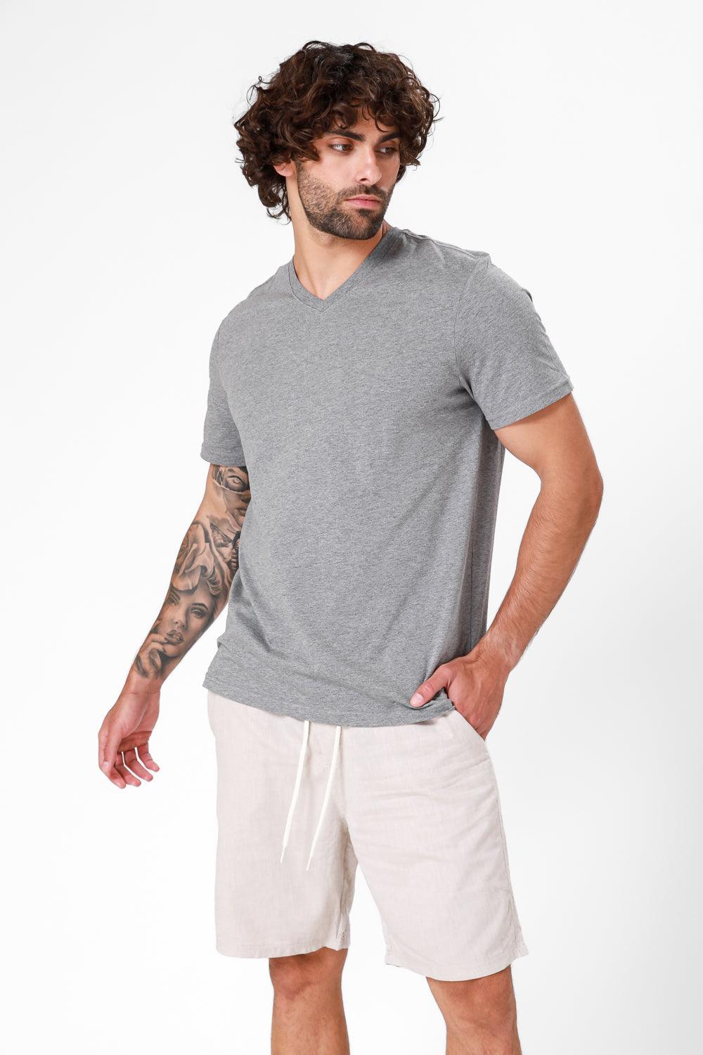 DELTA - חולצה קצרה צווארון וי CLASSIC FIT בצבע אפור - MASHBIR//365