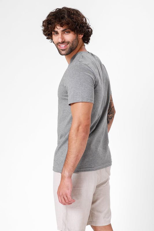 DELTA - חולצה קצרה צווארון וי CLASSIC FIT בצבע אפור - MASHBIR//365