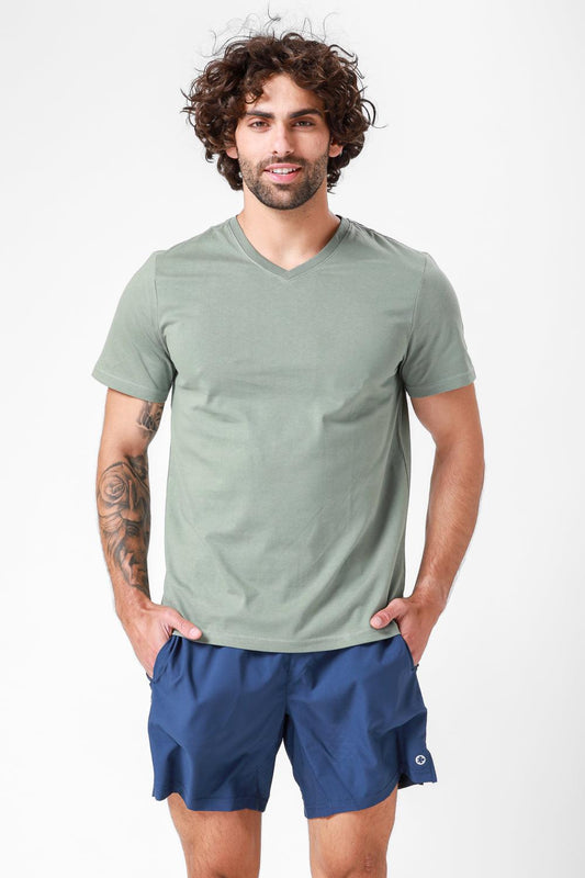 DELTA - חולצה קצרה צווארון וי CLASSIC FIT בצבע ירוק - MASHBIR//365
