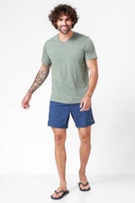 DELTA - חולצה קצרה צווארון וי CLASSIC FIT בצבע ירוק - MASHBIR//365