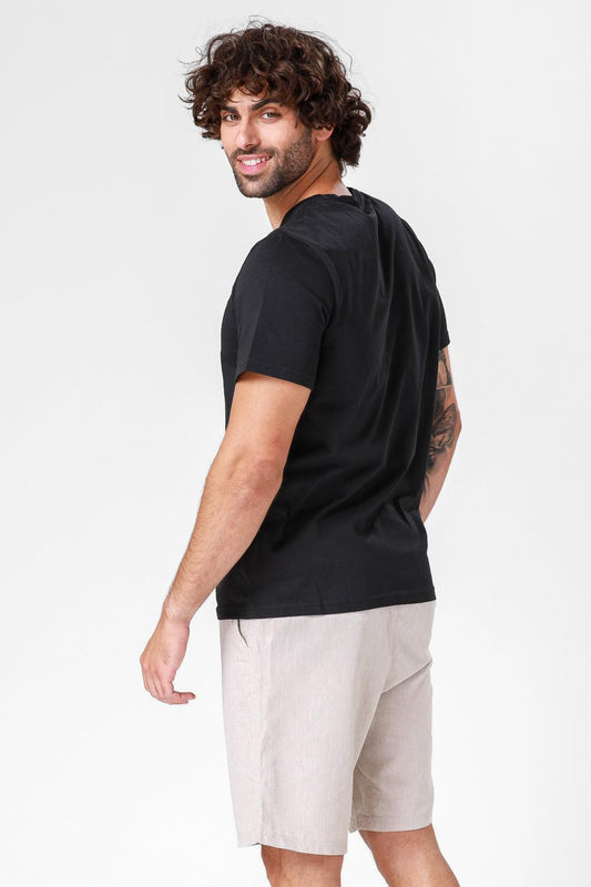DELTA - חולצה קצרה צווארון וי CLASSIC FIT בצבע שחור - MASHBIR//365