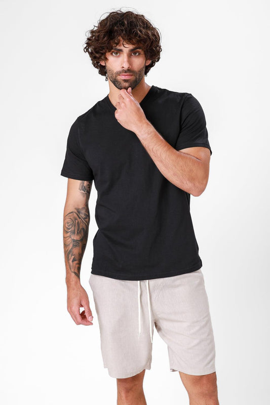 DELTA - חולצה קצרה צווארון וי CLASSIC FIT בצבע שחור - MASHBIR//365