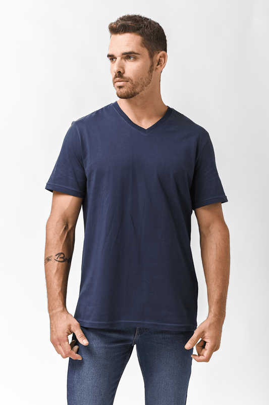 DELTA - חולצה קצרה צווארון וי CLASSIC FIT בצבע כחול - MASHBIR//365