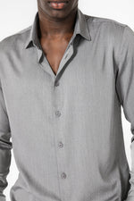 KENNETH COLE - חולצה מכופתרת במבוק ליקרה בצבע אפור כהה - MASHBIR//365