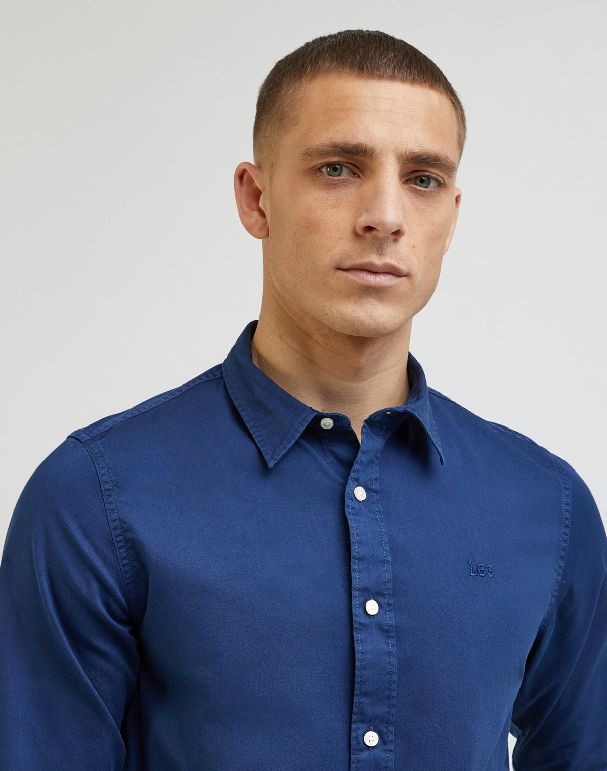 LEE - חולצה מכופתרת EMPEROR PATCH בצבע כחול - MASHBIR//365