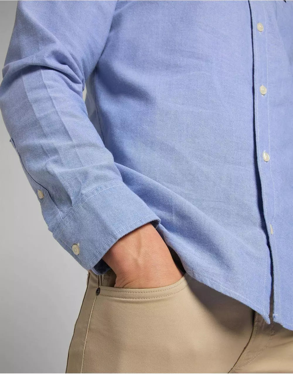 LEE - חולצה מכופתרת כיס בחזית בצבע תכלת - MASHBIR//365