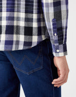 WRANGLER - חולצה מכופתרת משבצות בצבע כחול - MASHBIR//365