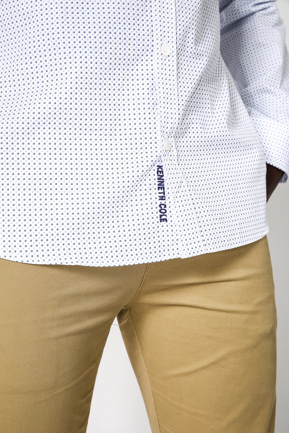 KENNETH COLE - חולצה מכופתרת כותנה בצבע לבן בעיטורים - MASHBIR//365