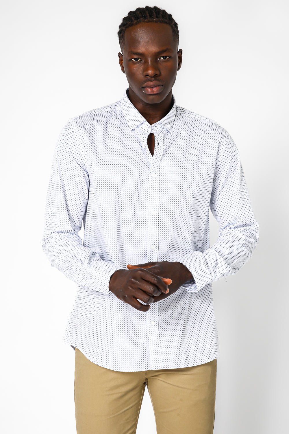 KENNETH COLE - חולצה מכופתרת כותנה בצבע לבן בעיטורים - MASHBIR//365