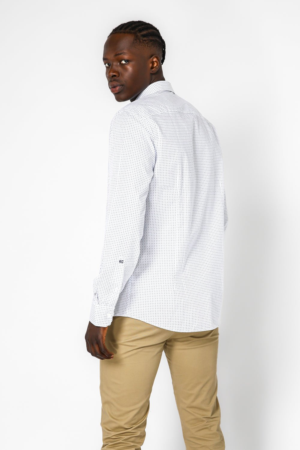 KENNETH COLE - חולצה מכופתרת כותנה בצבע לבן בעיטורים - MASHBIR//365