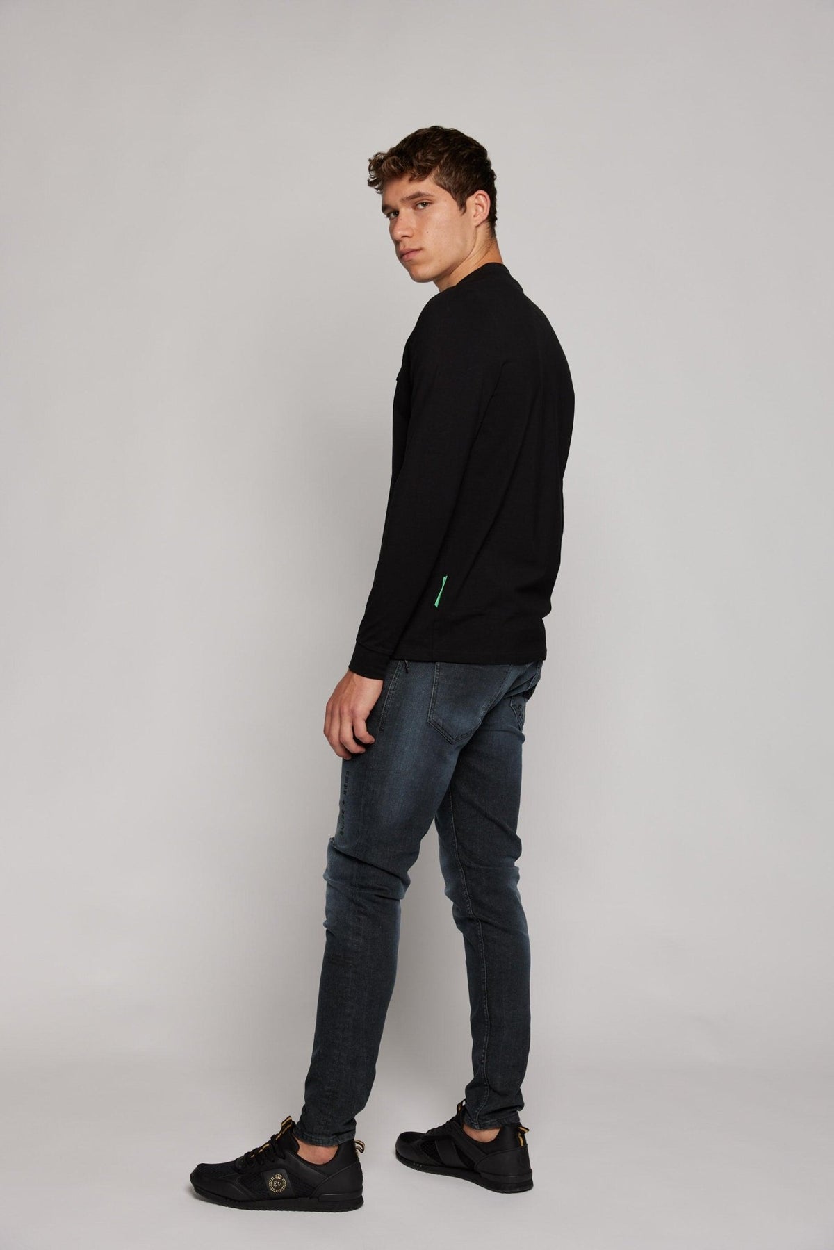 EMPORIO VALENTINI - חולצה שחורה עם הדפס לוגו מוטבע - MASHBIR//365