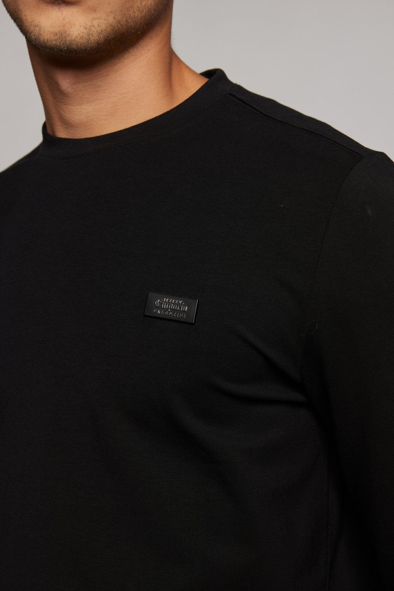 EMPORIO VALENTINI - חולצה שחורה עם לוגו מוטבע בצבע כסף - MASHBIR//365