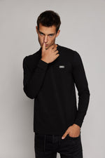 EMPORIO VALENTINI - חולצה שחורה עם לוגו מוטבע בצבע כסף - MASHBIR//365