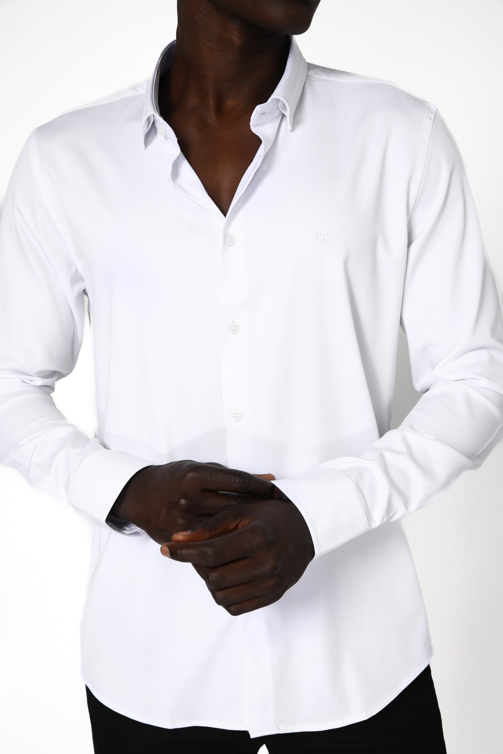 KENNETH COLE - חולצת במבוק לייקרה חלקה בגזרת מודרן פיט - MASHBIR//365
