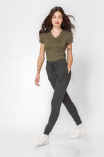 COOL 32 - חולצת דרייפיט לנשים צווארון וי חאקי - MASHBIR//365