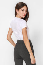 COOL 32 - חולצת דרייפיט לנשים צווארון וי בצבע לבן - MASHBIR//365