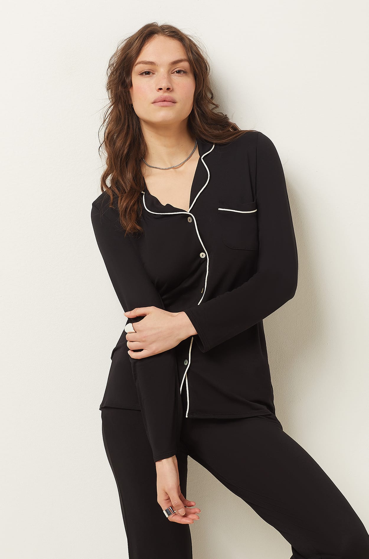 ETAM - חולצת פיג'מה ארוכה מכופתרת JAELLE בצבע שחור - MASHBIR//365