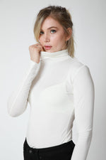 
חולצת גולף בצבע קרם | קנת קול