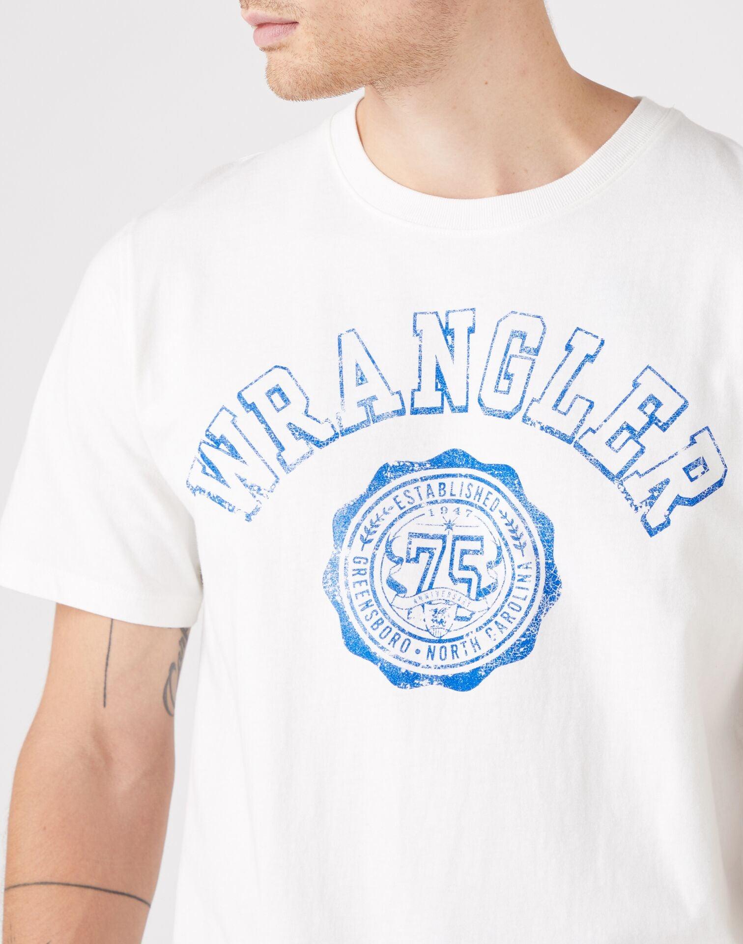 WRANGLER - חולצת טי COLLEGIATE בצבע אוף וויט - MASHBIR//365