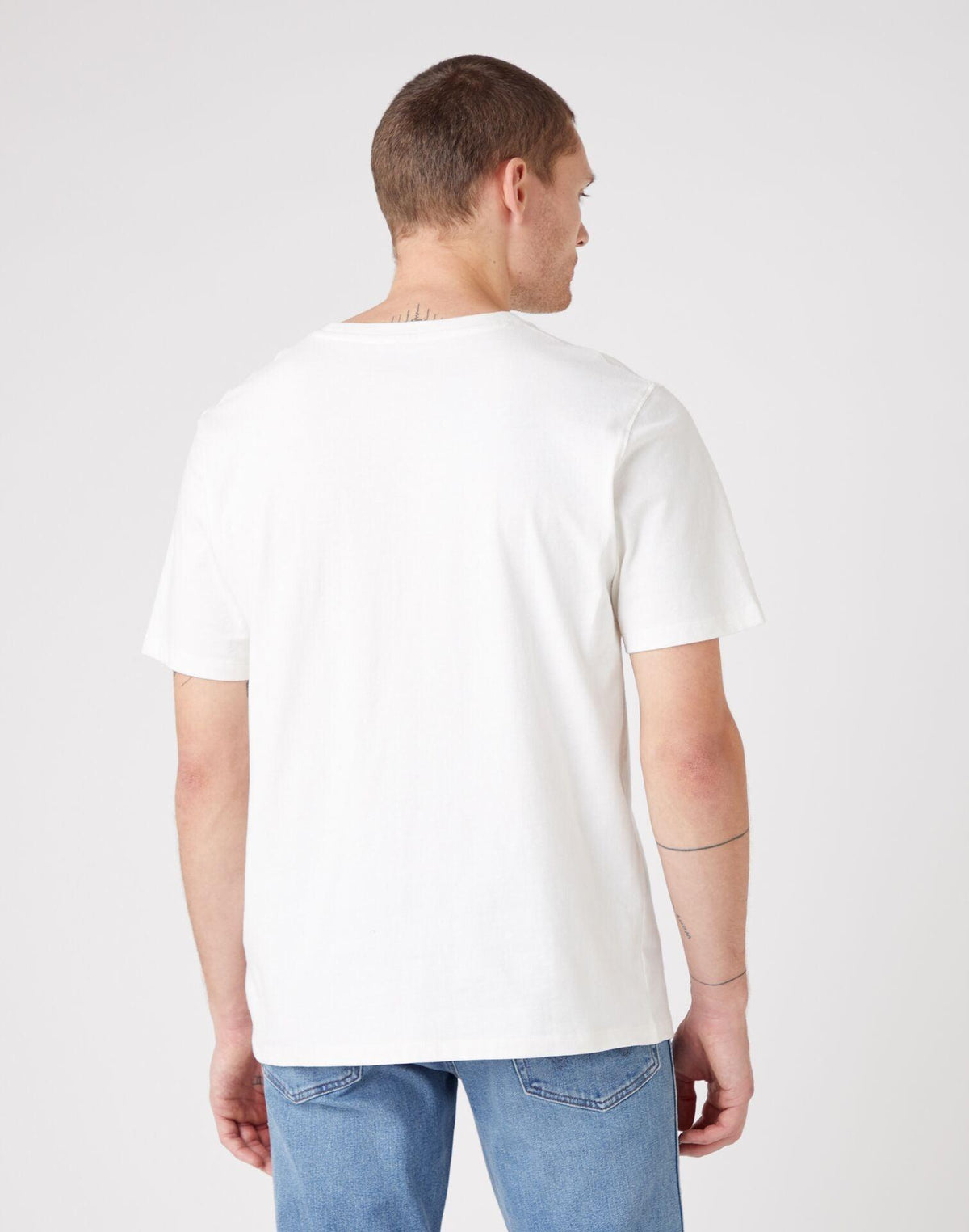 WRANGLER - חולצת טי COLLEGIATE בצבע אוף וויט - MASHBIR//365