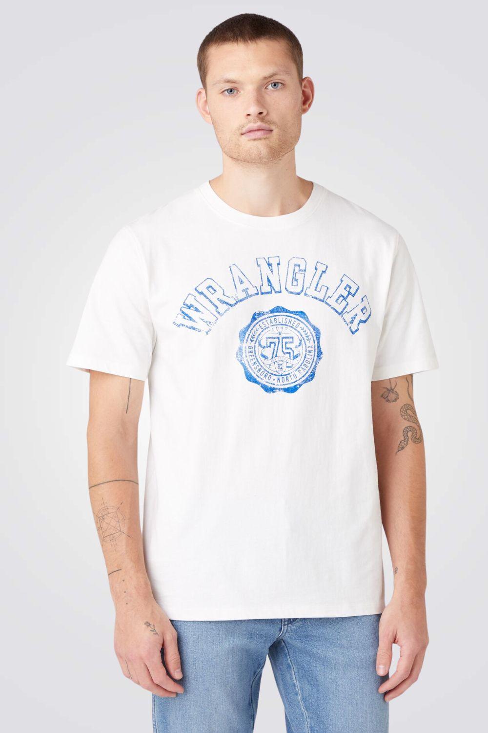 WRANGLER - חולצת טי COLLEGIATE בצבע אוף וויט - MASHBIR//365