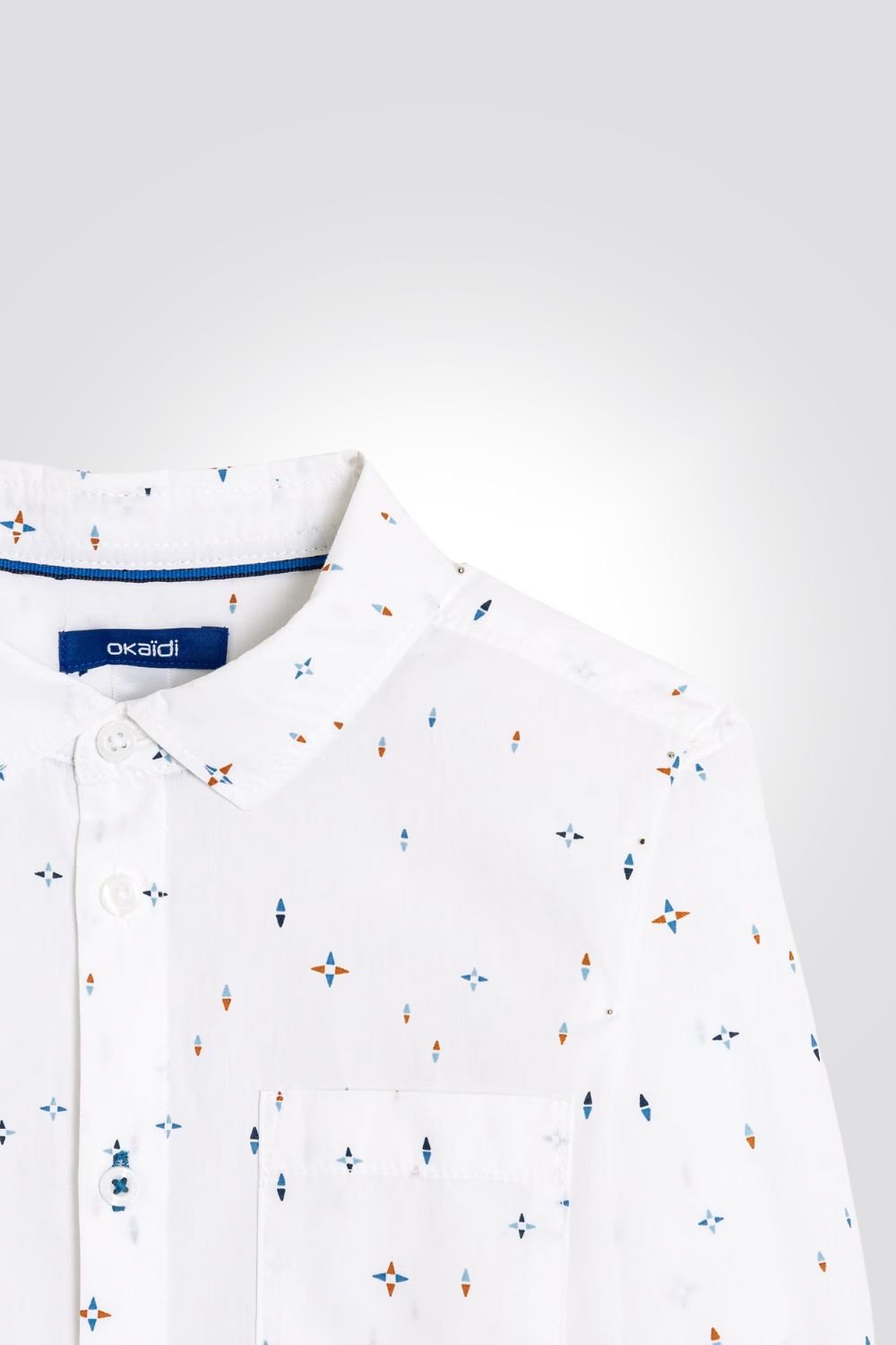 OKAIDI - חולצת ילדים מכופתרת לבנה עם הדפס דמוי כוכבים - MASHBIR//365