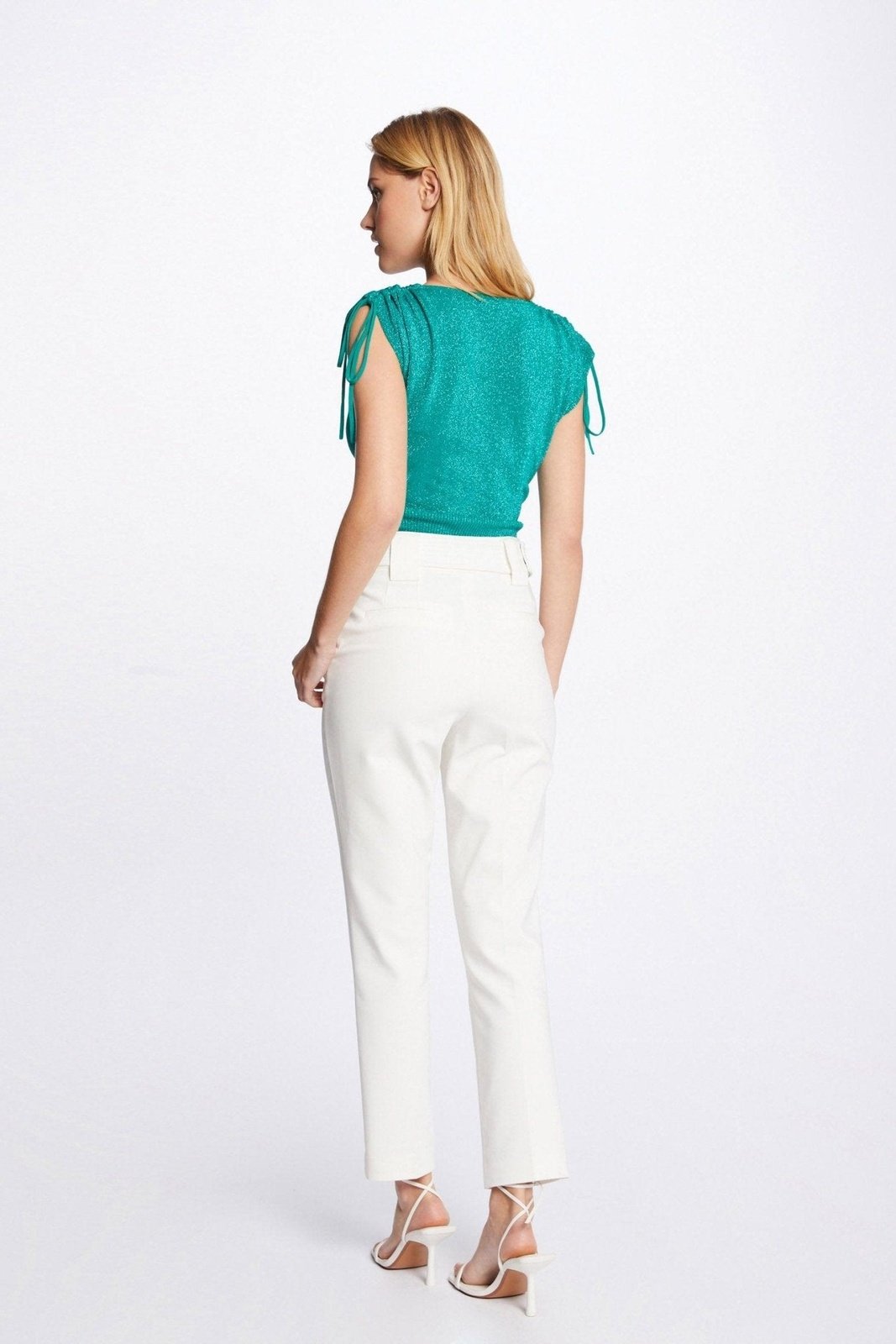 MORGAN - חולצת מעטפת מנצנצת בצבע טורקיז - MASHBIR//365