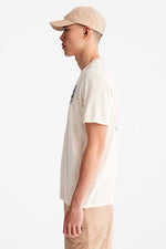 TIMBERLAND - חולצת טריקו טכנולוגית REFIBRA™ לגברים בלבן - MASHBIR//365