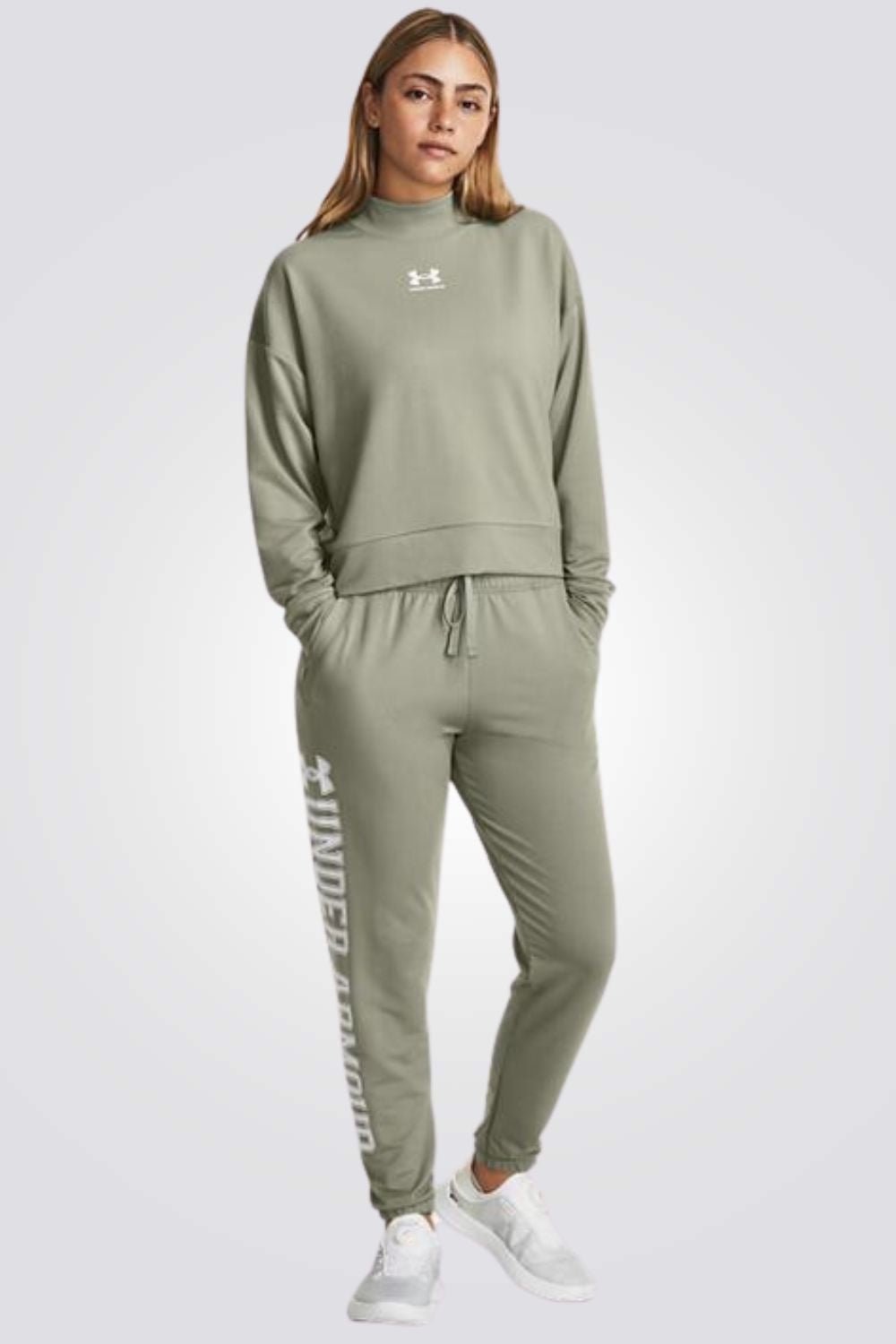 UNDER ARMOUR - חולצת ספורט ארוכה לנשים בצבע ירוק - MASHBIR//365
