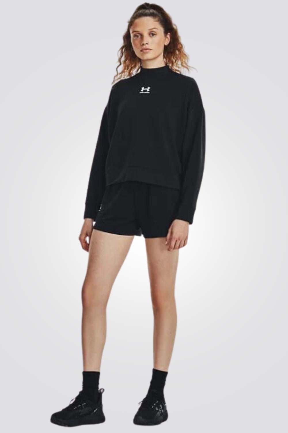 UNDER ARMOUR - חולצת ספורט ארוכה לנשים בצבע שחור - MASHBIR//365