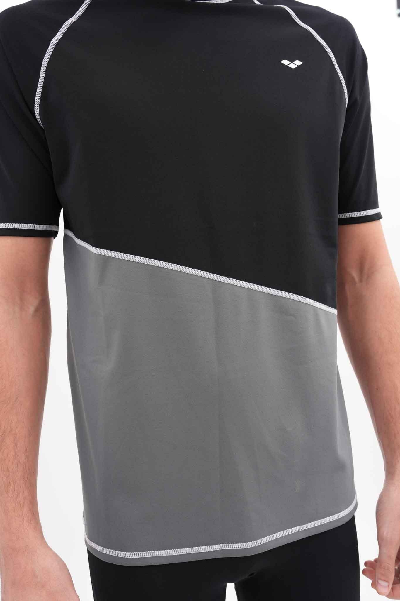 ARENA - חולצת שחייה לגבר בצבע אפור ושחור - MASHBIR//365