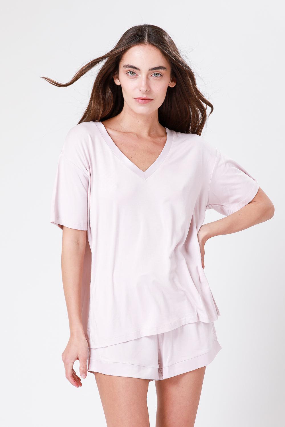 KENNETH COLE - חולצת V קצרה בגימור סאטן ורוד בהיר - MASHBIR//365