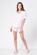 KENNETH COLE - חולצת V קצרה בגימור סאטן ורוד בהיר - MASHBIR//365