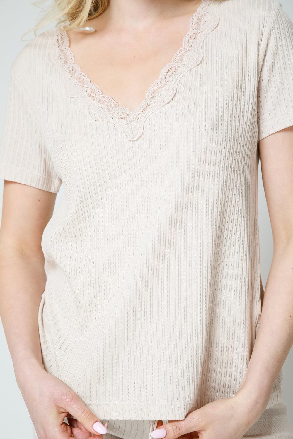 KENNETH COLE - חולצת V קצרה בגימור תחרה קרם - MASHBIR//365