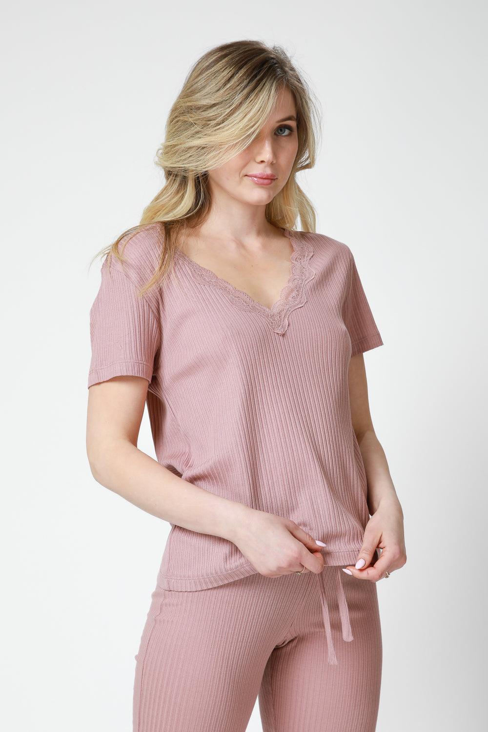 KENNETH COLE - חולצת V קצרה בגימור תחרה ורוד עתיק - MASHBIR//365