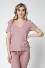 KENNETH COLE - חולצת V קצרה בגימור תחרה ורוד עתיק - MASHBIR//365