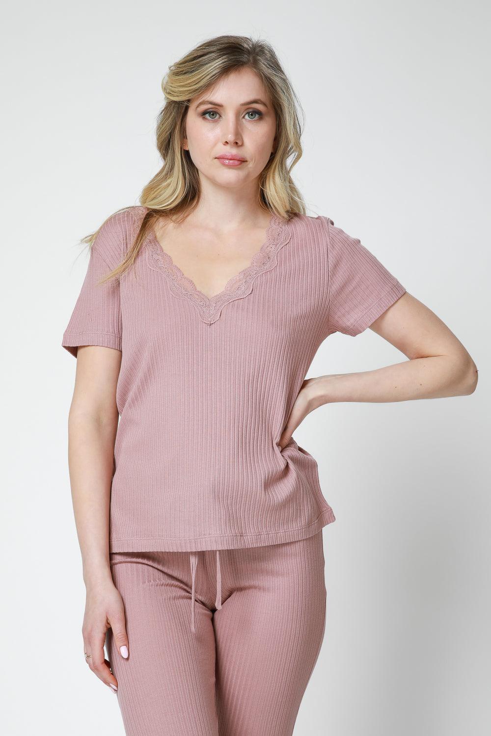 KENNETH COLE - חולצת V קצרה בגימור תחרה ורוד עתיק - MASHBIR//365