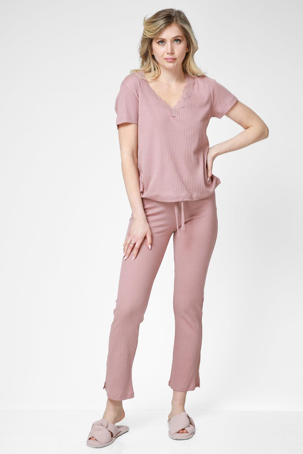 KENNETH COLE - חולצת V קצרה בגימור תחרה ורוד עתיק - MASHBIR//365