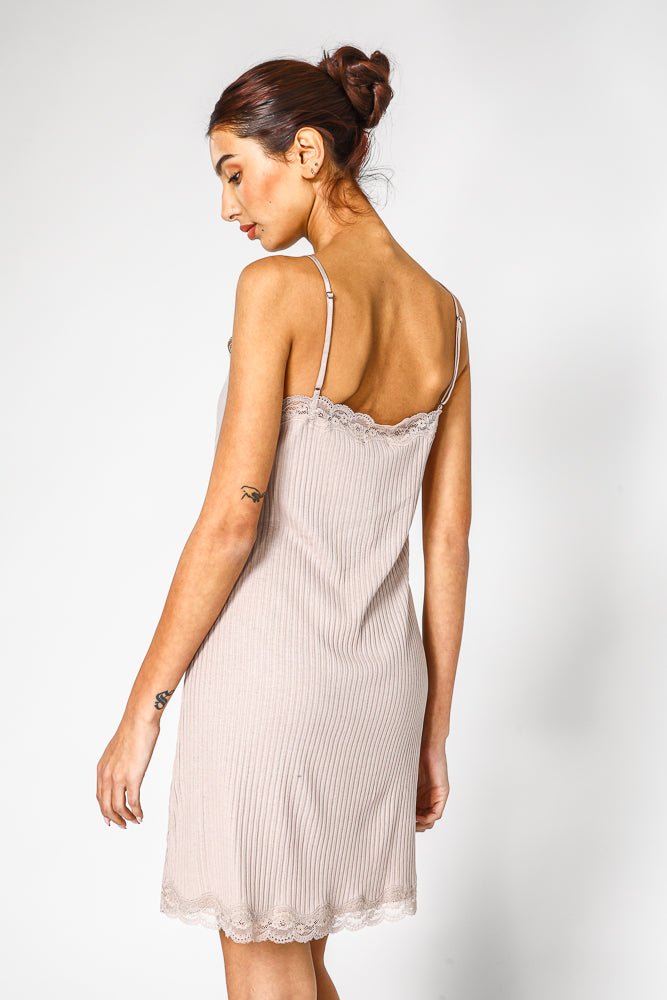 KENNETH COLE - כותונת בגימור תחרה בצבע חום - MASHBIR//365